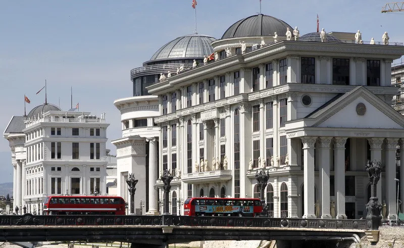 mnr-i-aek-i-avtobusi-na-kej-1-bg-resize.webp